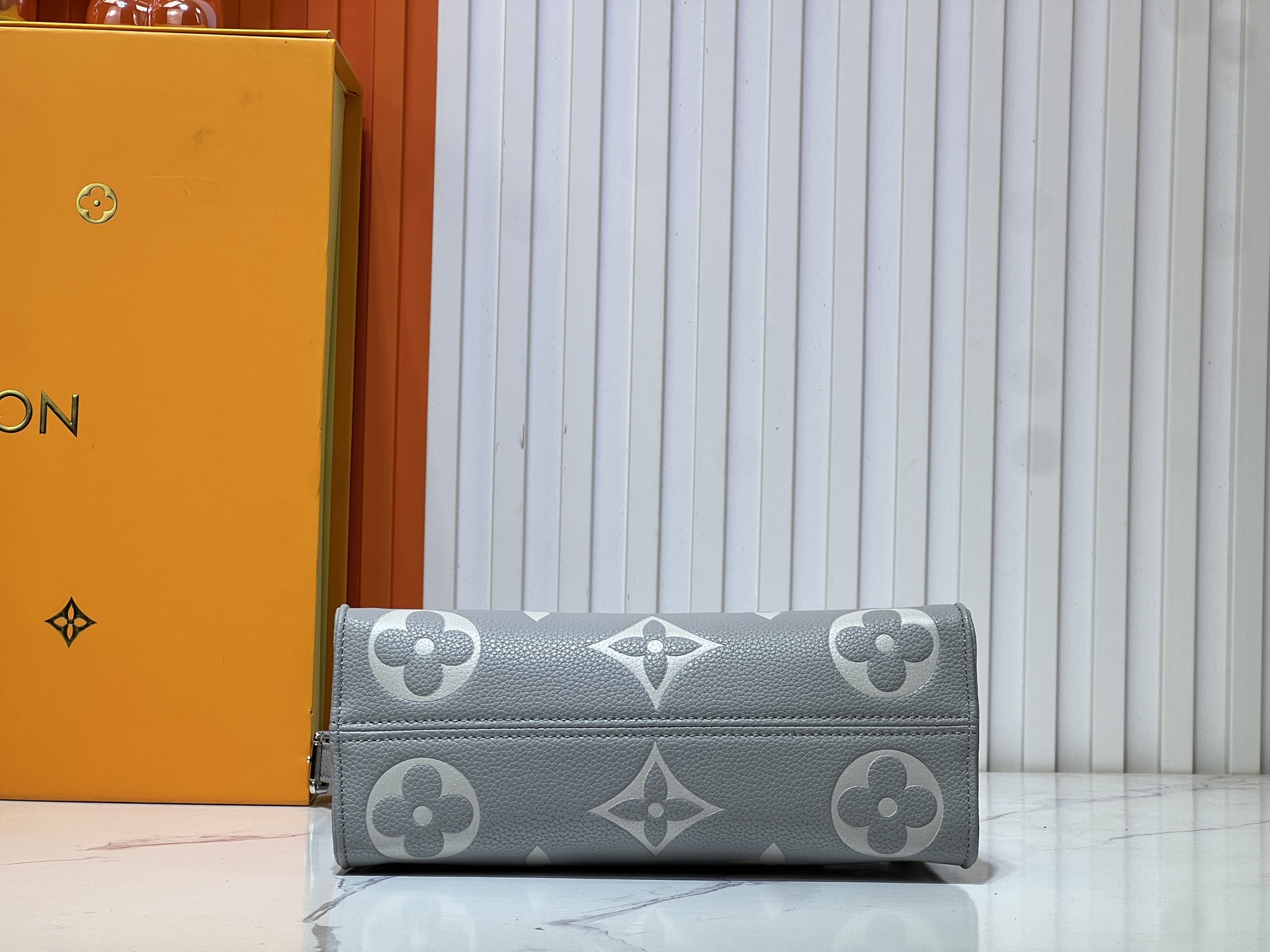 M14213、M14236、M46653。この OnTheGo East West ハンドバッグは、LV Milky Way シリーズのものです。