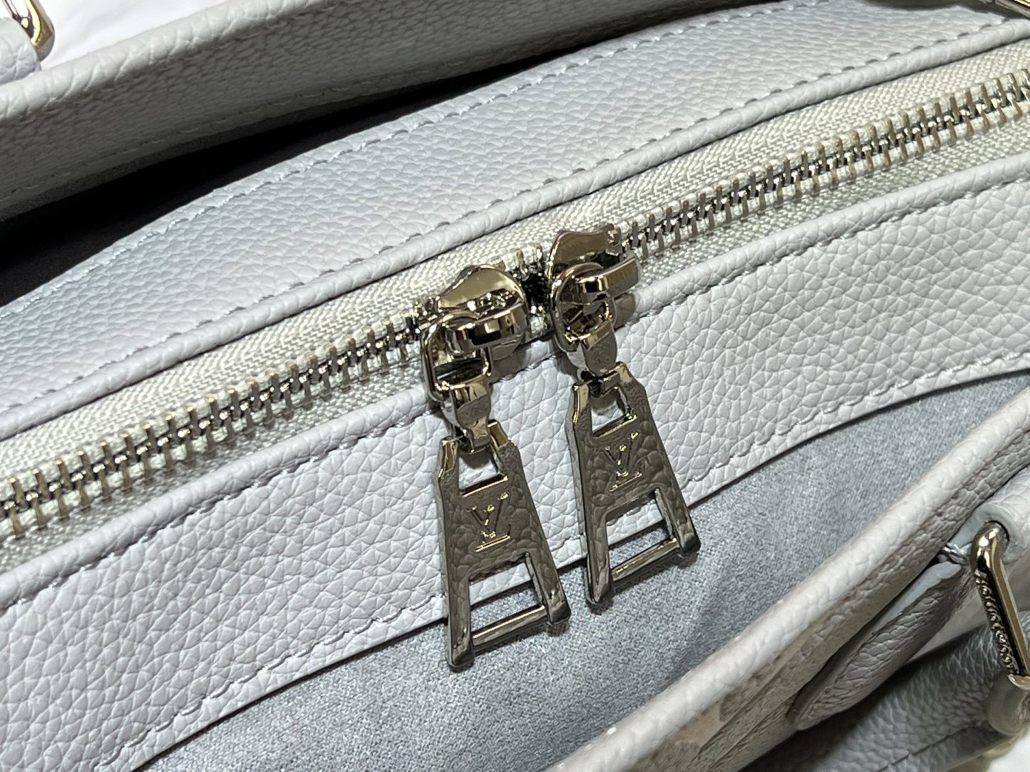 M14213、M14236、M46653。この OnTheGo East West ハンドバッグは、LV Milky Way シリーズのものです。