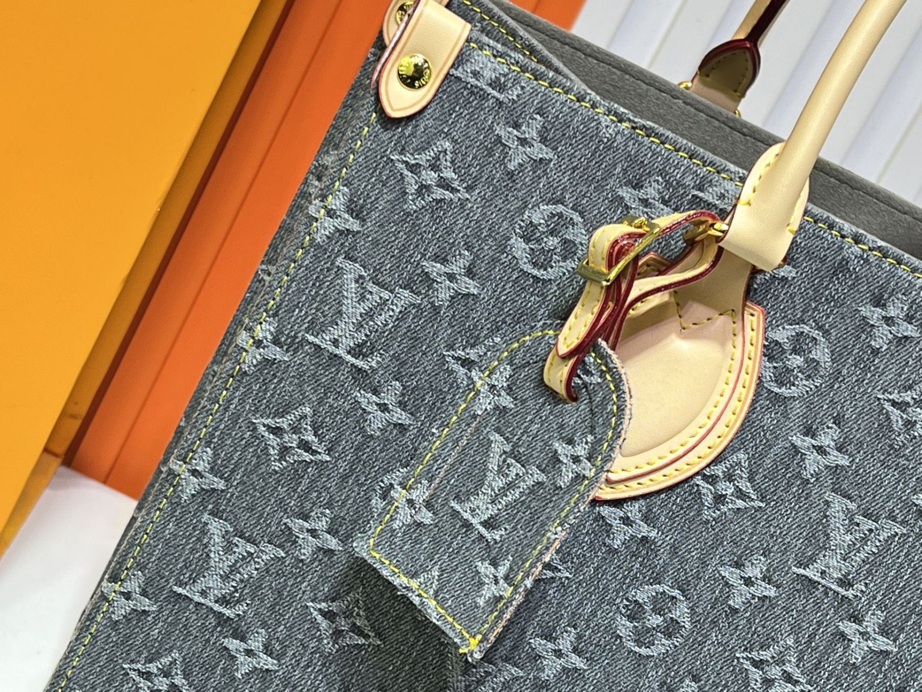 M13081、M45039、M46781 グレーのデニムジーンズ ONTHEGO ミッドサイズのハンドバッグ 