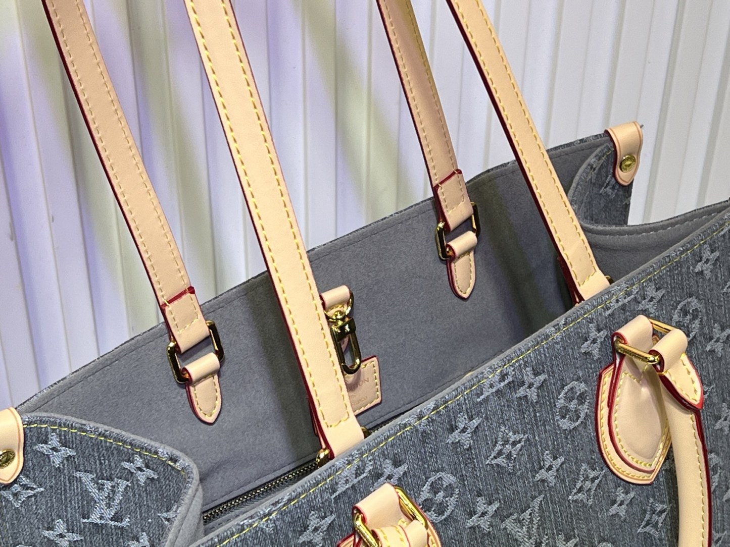 M13081、M45039、M46781 グレーのデニムジーンズ ONTHEGO ミッドサイズのハンドバッグ 