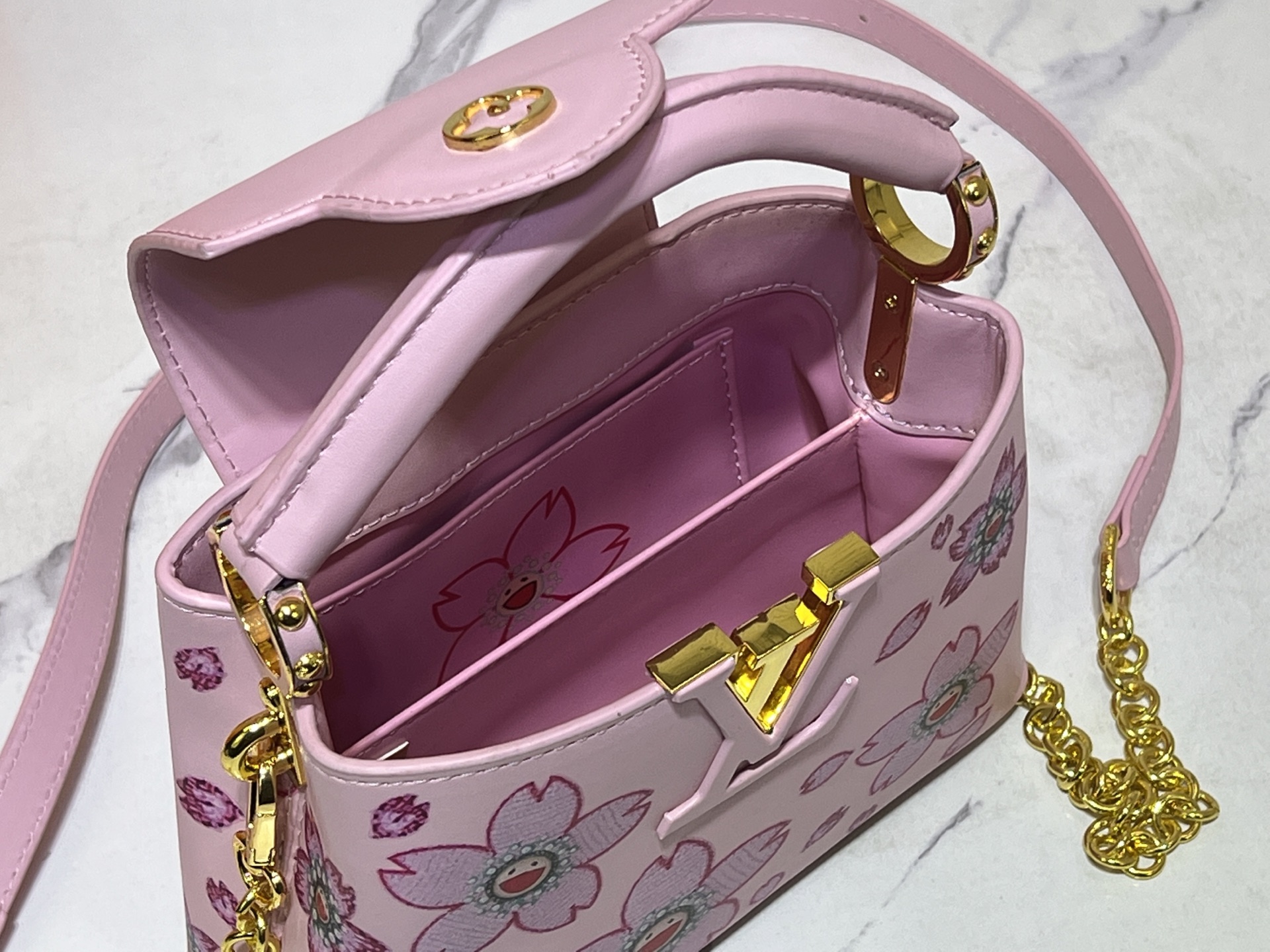  独占実写 【M59939 M94519】村上隆とのコラボレーション モデルの🌸CAPUCINES ハンドバッグ このCapucines ミニハンドバッグは、繊細なTaurillon レザーの微かな光沢を際立たせ、象徴的なアルファベットが飾られています。