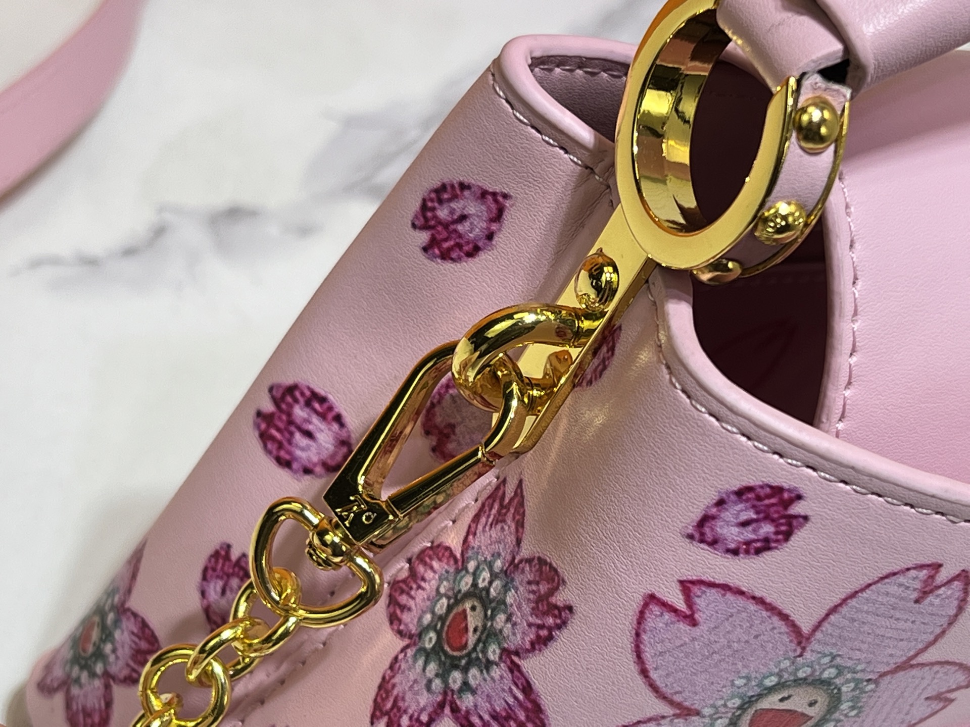  独占実写 【M59939 M94519】村上隆とのコラボレーション モデルの🌸CAPUCINES ハンドバッグ このCapucines ミニハンドバッグは、繊細なTaurillon レザーの微かな光沢を際立たせ、象徴的なアルファベットが飾られています。