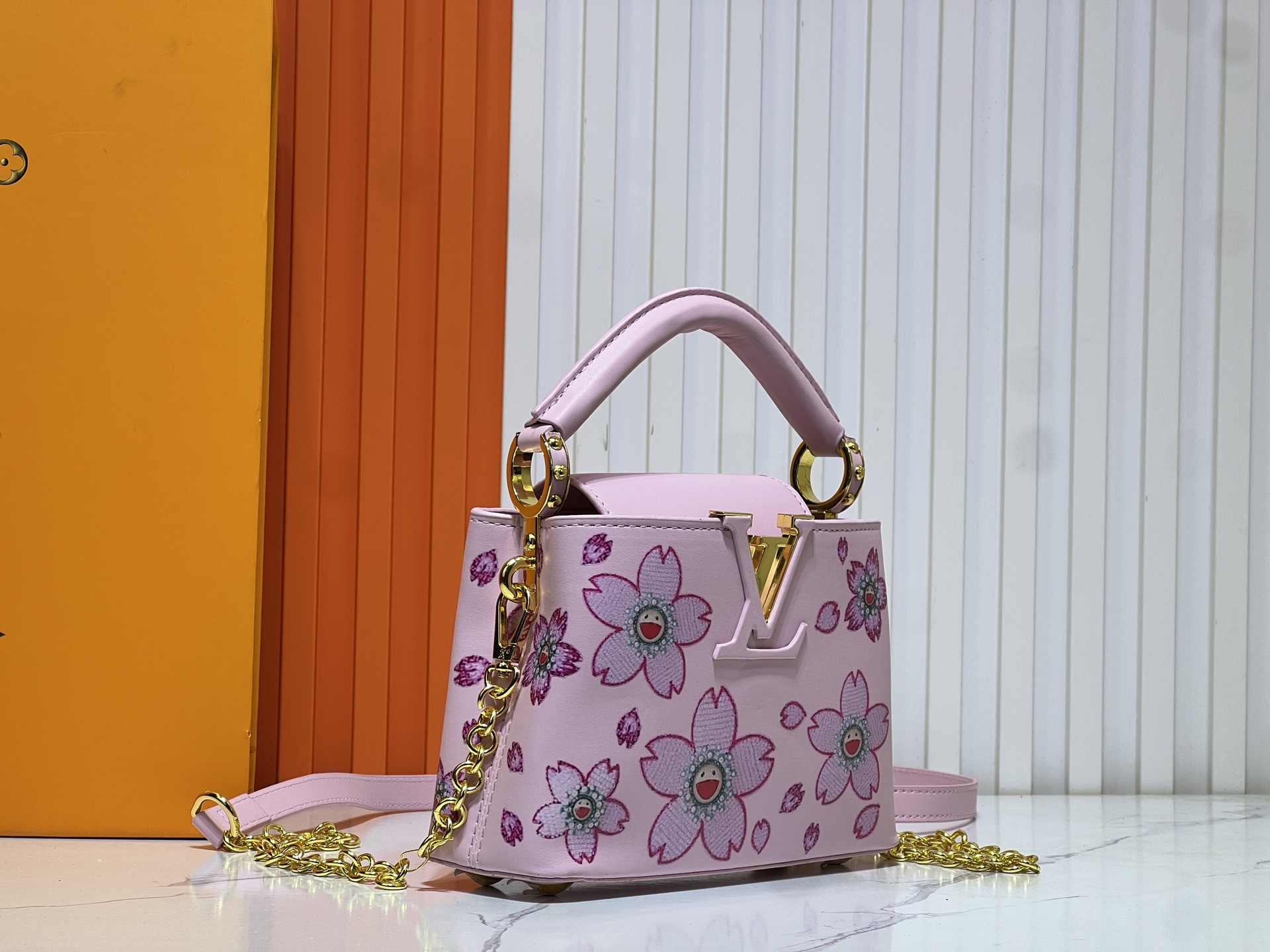  独占実写 【M59939 M94519】村上隆とのコラボレーション モデルの🌸CAPUCINES ハンドバッグ このCapucines ミニハンドバッグは、繊細なTaurillon レザーの微かな光沢を際立たせ、象徴的なアルファベットが飾られています。