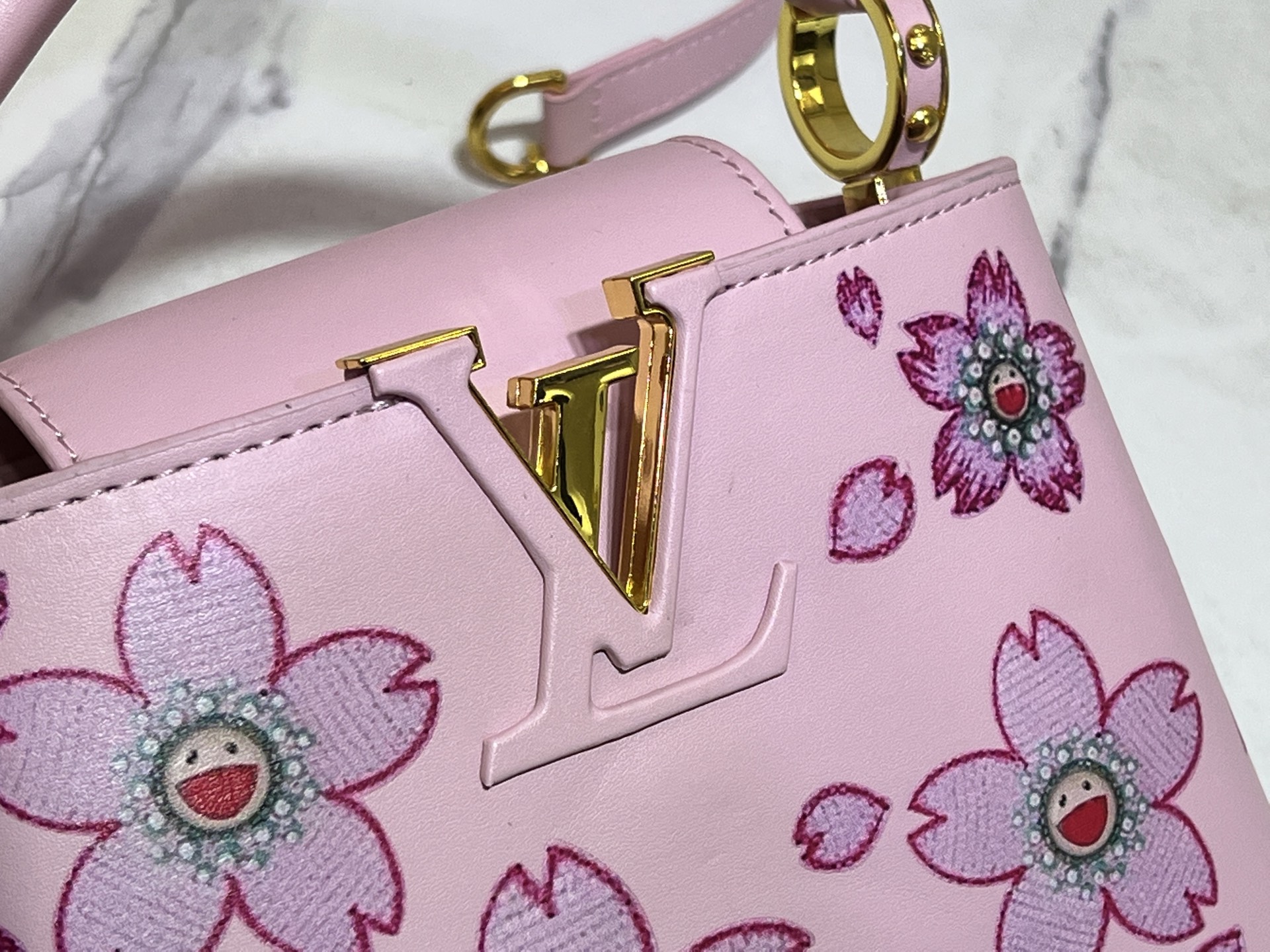  独占実写 【M59939 M94519】村上隆とのコラボレーション モデルの🌸CAPUCINES ハンドバッグ このCapucines ミニハンドバッグは、繊細なTaurillon レザーの微かな光沢を際立たせ、象徴的なアルファベットが飾られています。