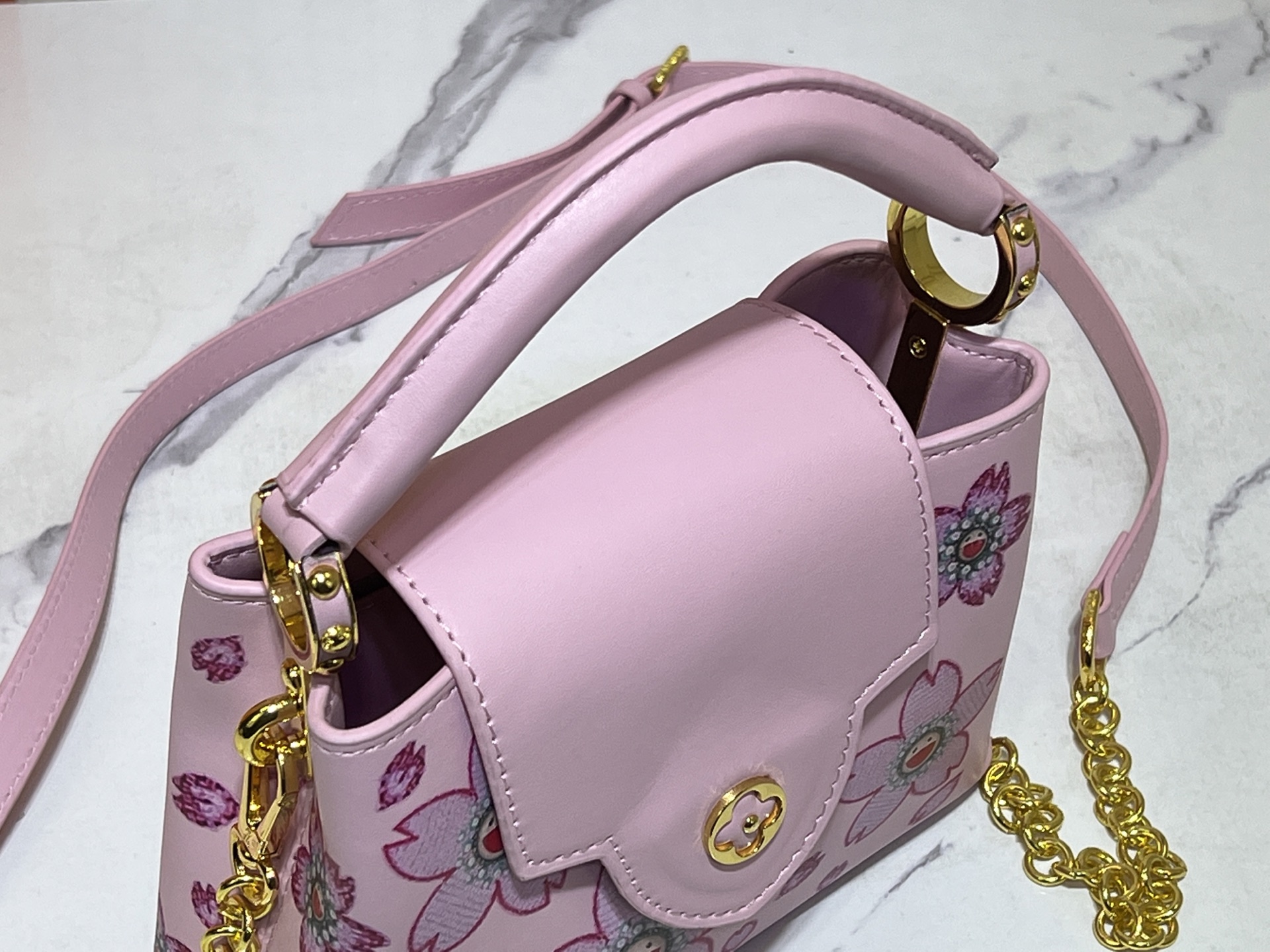  独占実写 【M59939 M94519】村上隆とのコラボレーション モデルの🌸CAPUCINES ハンドバッグ このCapucines ミニハンドバッグは、繊細なTaurillon レザーの微かな光沢を際立たせ、象徴的なアルファベットが飾られています。