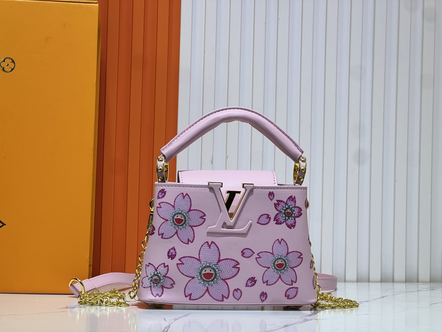  独占実写 【M59939 M94519】村上隆とのコラボレーション モデルの🌸CAPUCINES ハンドバッグ このCapucines ミニハンドバッグは、繊細なTaurillon レザーの微かな光沢を際立たせ、象徴的なアルファベットが飾られています。
