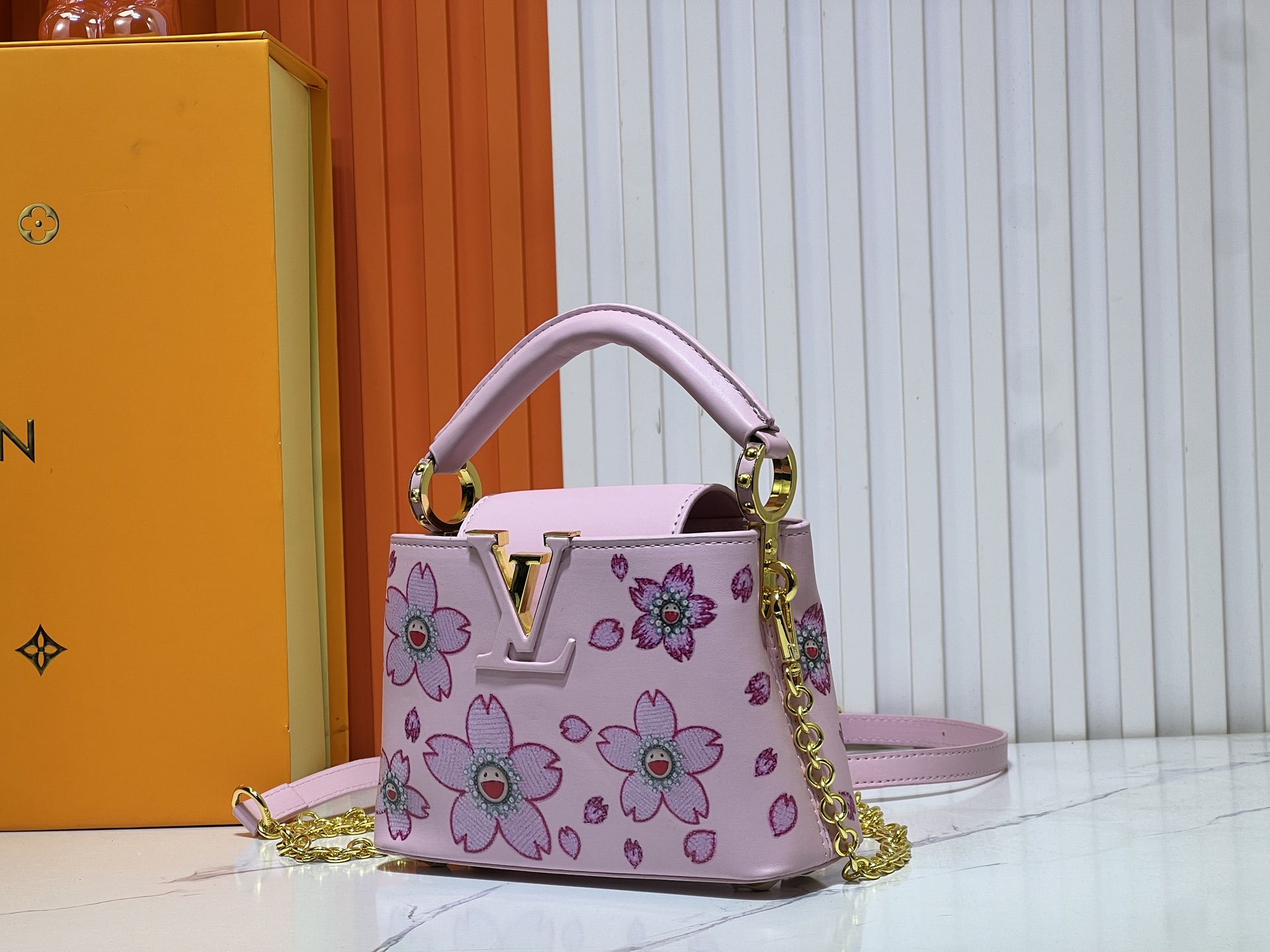  独占実写 【M59939 M94519】村上隆とのコラボレーション モデルの🌸CAPUCINES ハンドバッグ このCapucines ミニハンドバッグは、繊細なTaurillon レザーの微かな光沢を際立たせ、象徴的なアルファベットが飾られています。