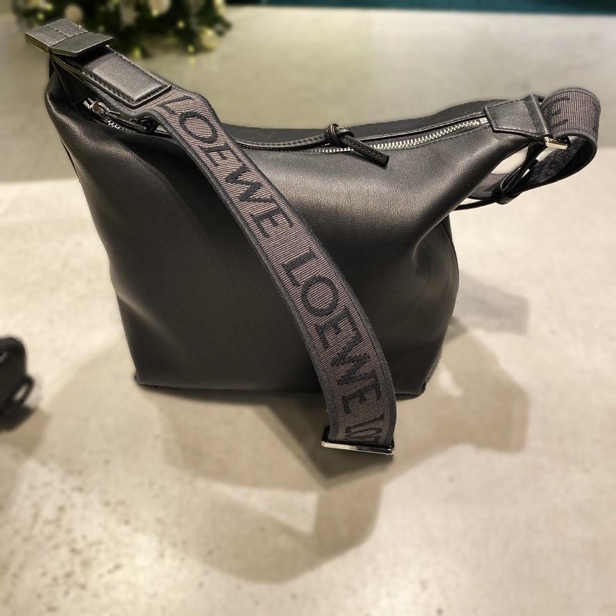 【現地顧客価格！】LOEWEキュービショルダーバック