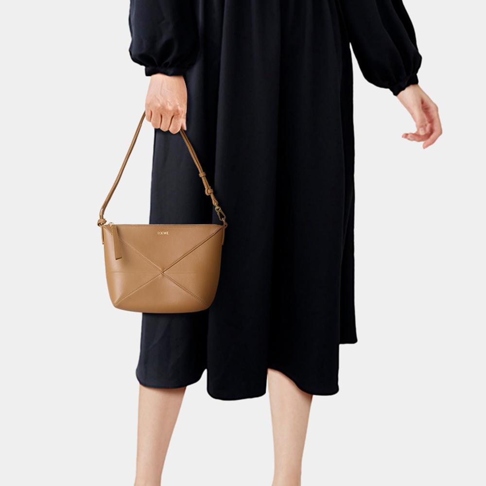 LOEWE パズルフォルド ポーチ（シャイニーナパカーフ）