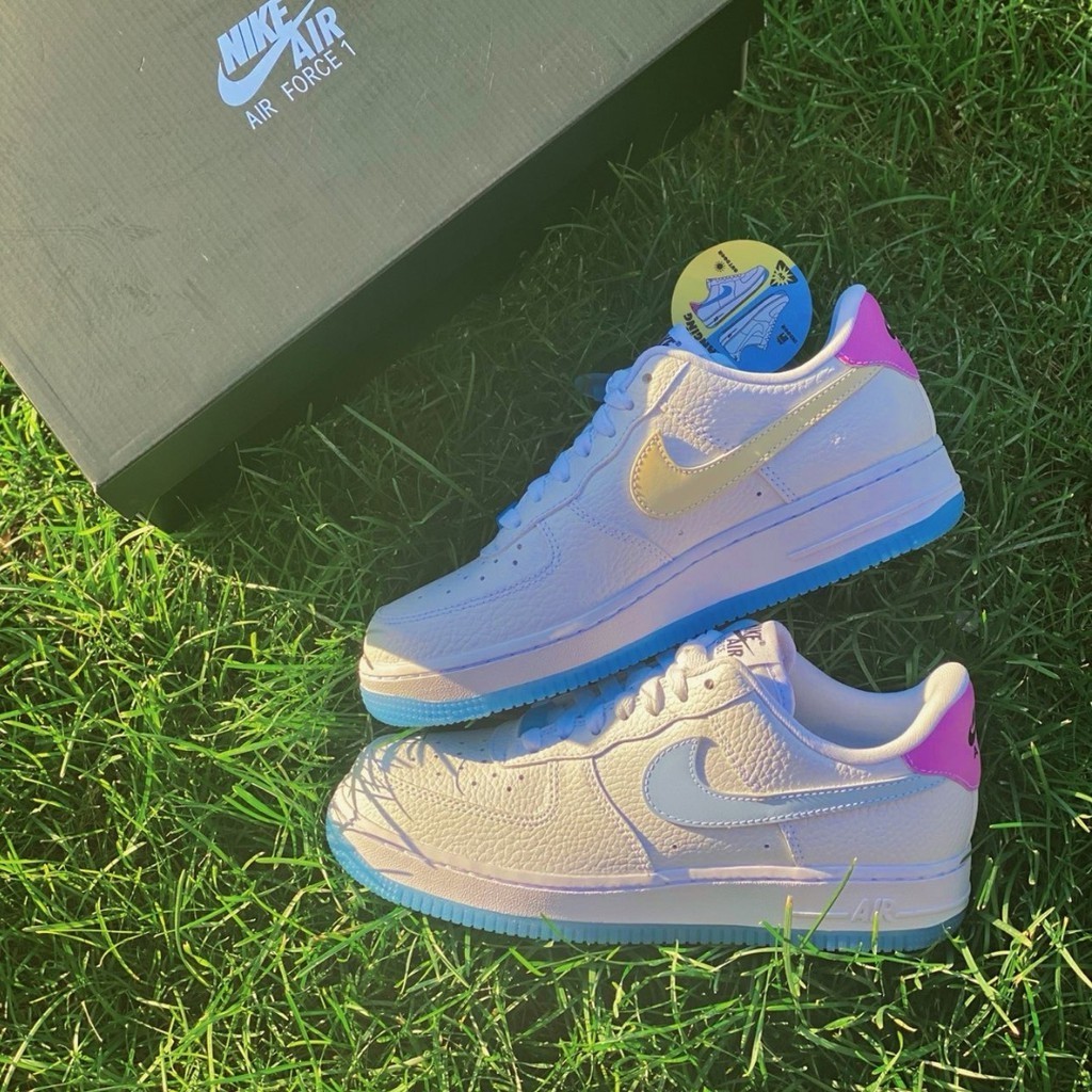 Nike WMNS AIR FORCE 1 ’07 LX UV　熱/日光でカラ―が変化