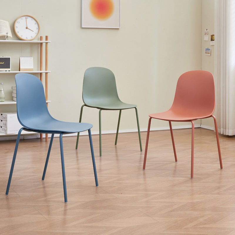 Minimalist Plastic Curved Dining Chair