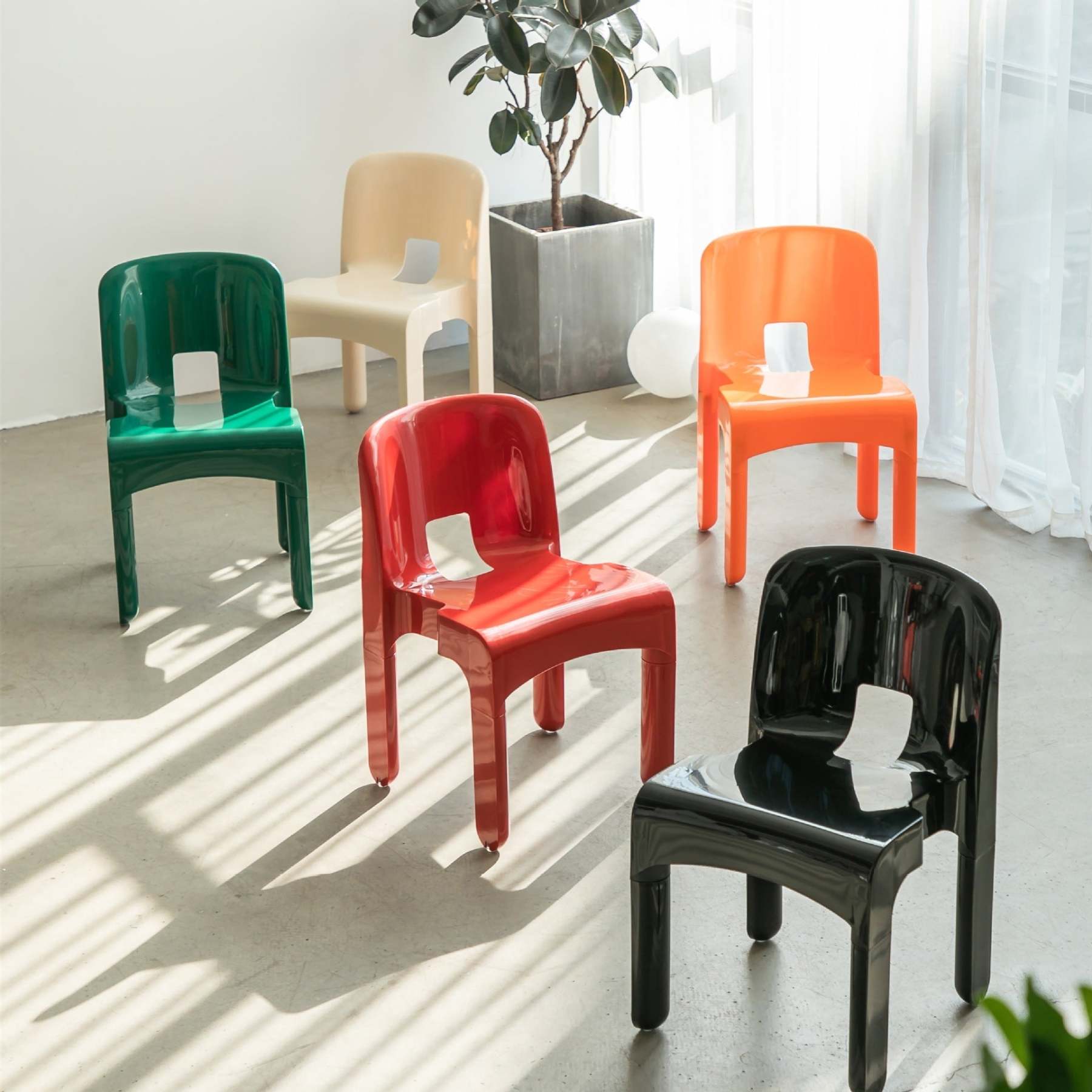 Minimalist Plastic Dining Chair — Black