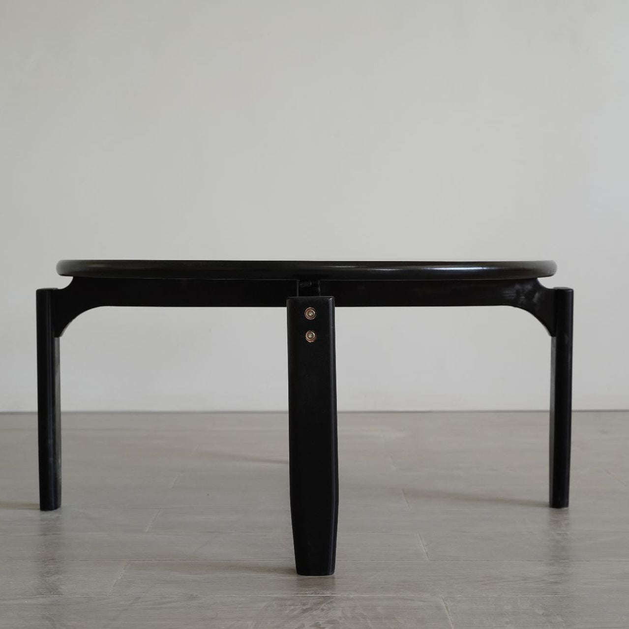 Minimalist round 4-leg coffee tables in wood