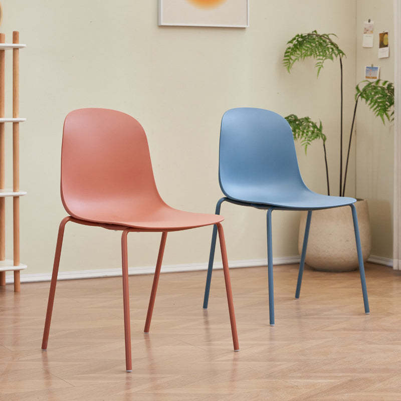 Minimalist Plastic Curved Dining Chair — Red