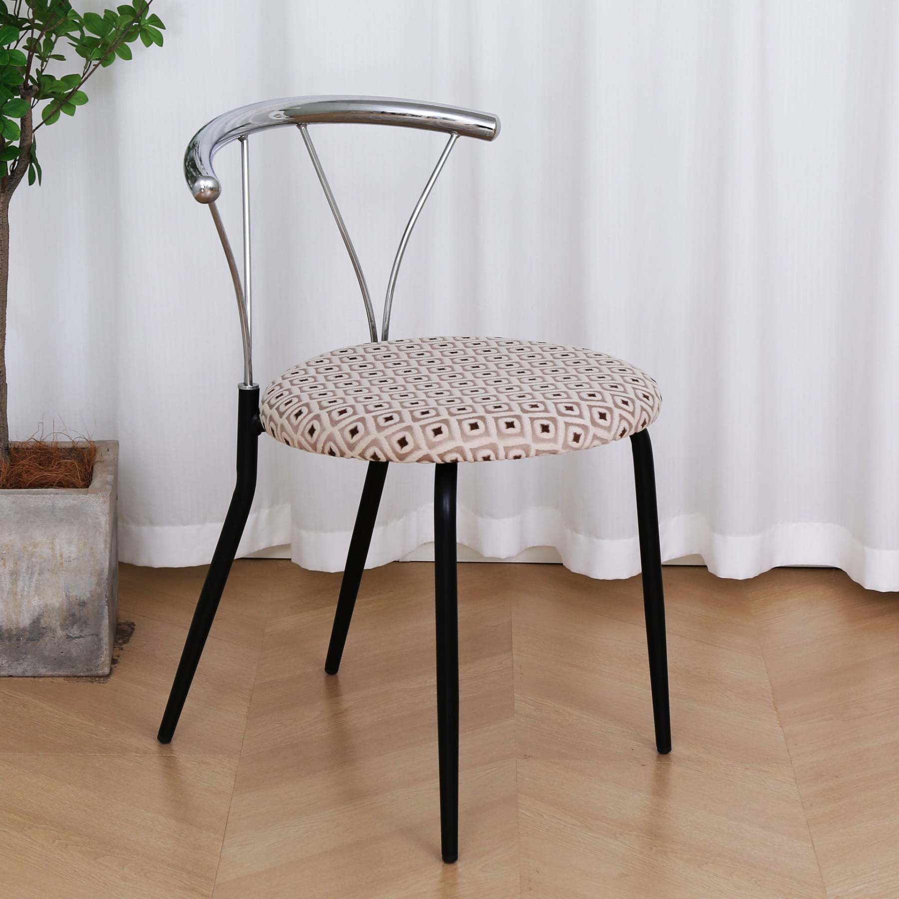 Nordic Curved-Back Iron Fabric Dining Chair