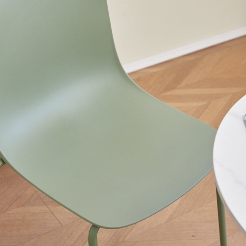 Minimalist Plastic Curved Dining Chair — Gray