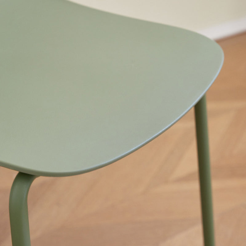 Minimalist Plastic Curved Dining Chair