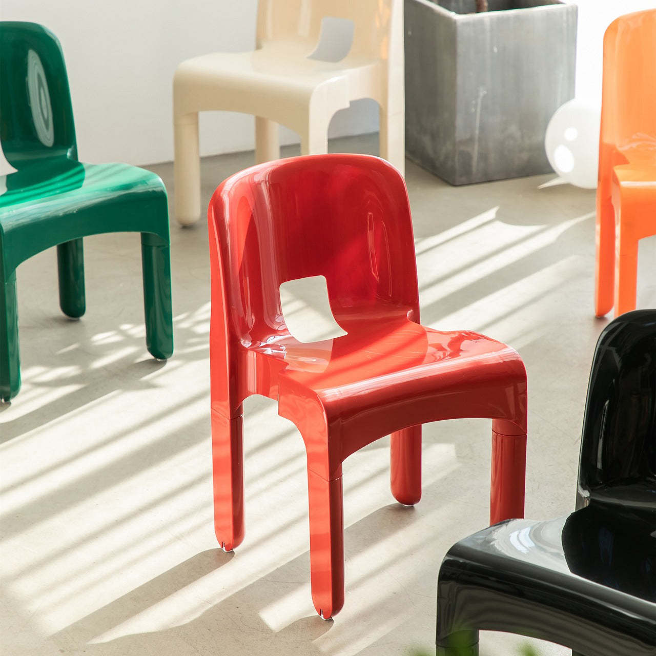 Minimalist Plastic Dining Chair — Green