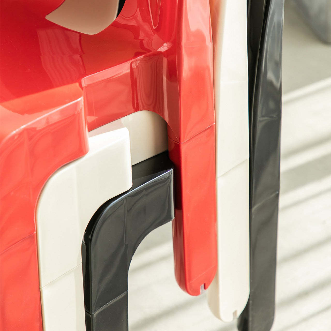 Minimalist Plastic Dining Chair — Green