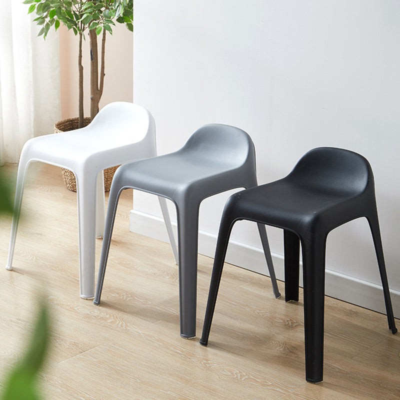 Minimalist Curved Plastic Chair — Red