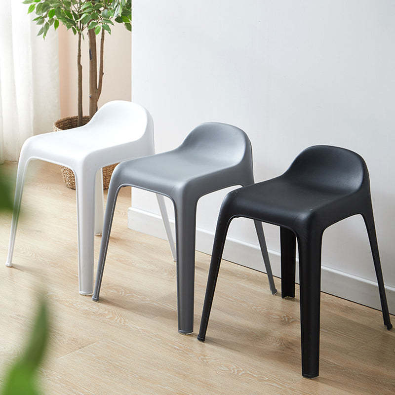 Minimalist Curved Plastic Chair — Red