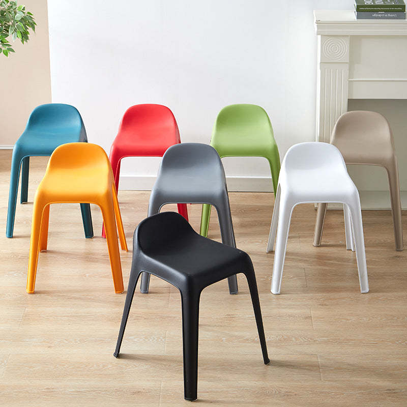 Minimalist Curved Plastic Chair — Black