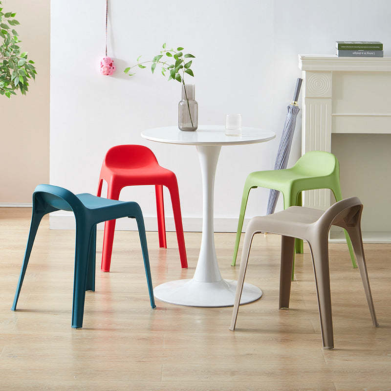 Minimalist Curved Plastic Chair — White