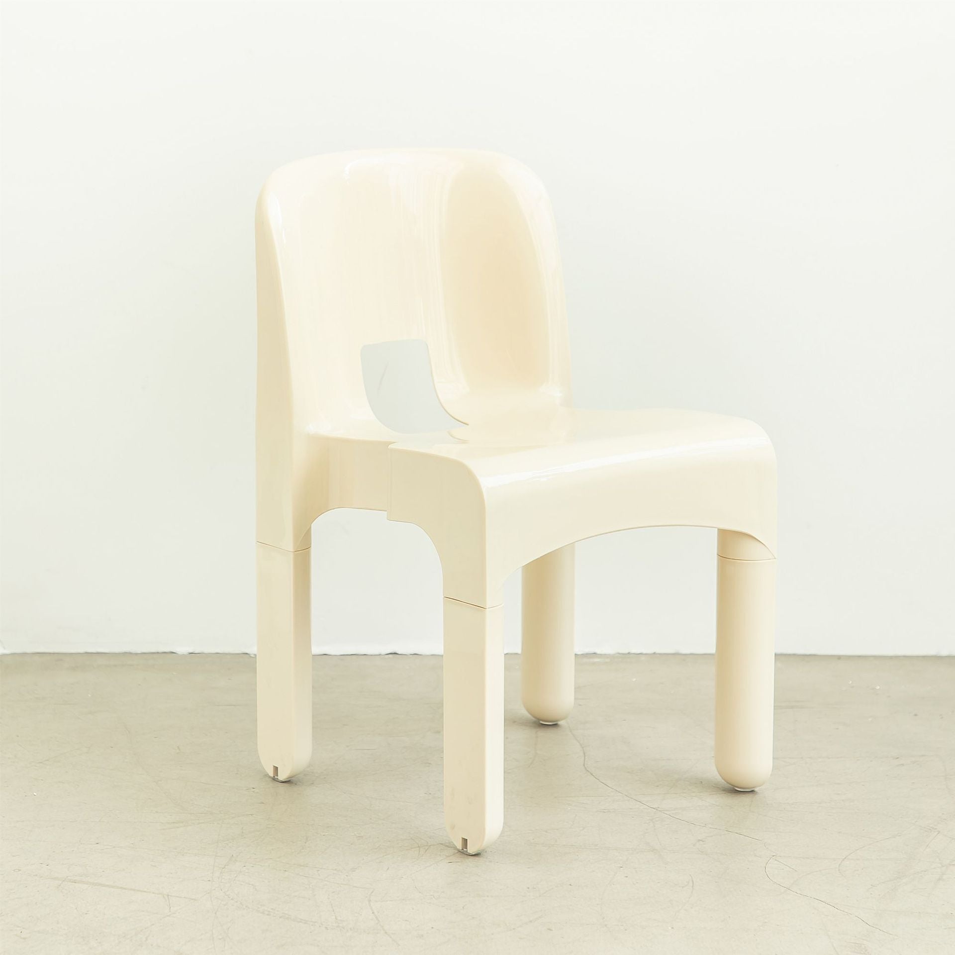 Minimalist Plastic Dining Chair