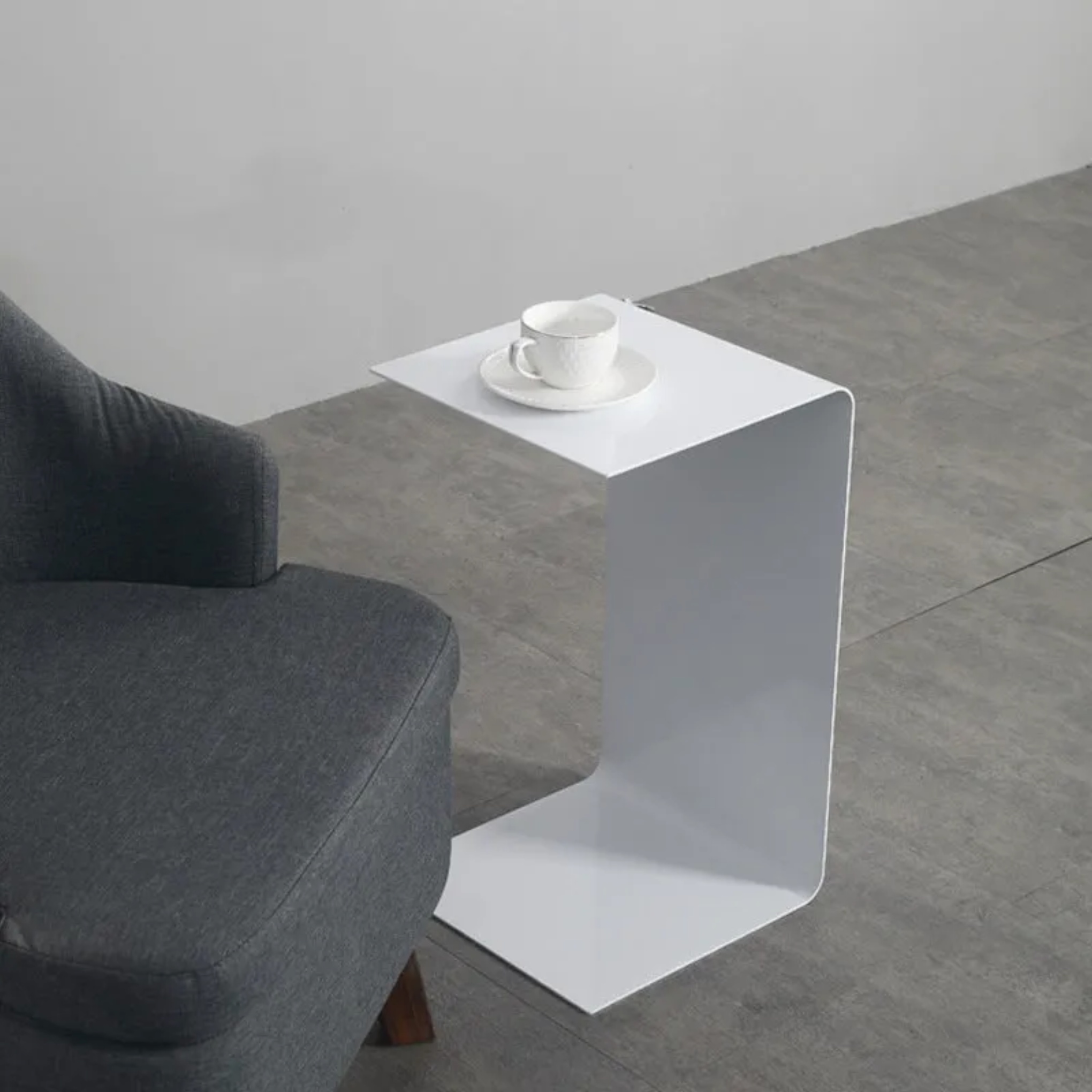 Black iron c-shape coffee tables - minimalist