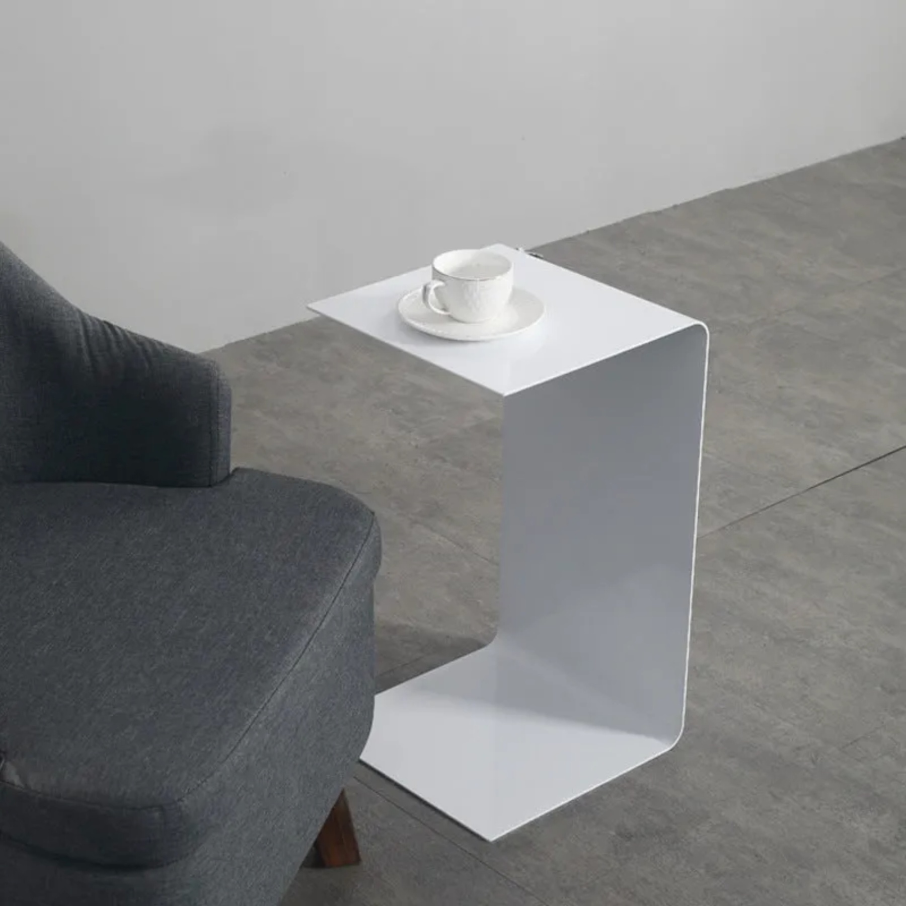 Black iron c-shape coffee tables - minimalist