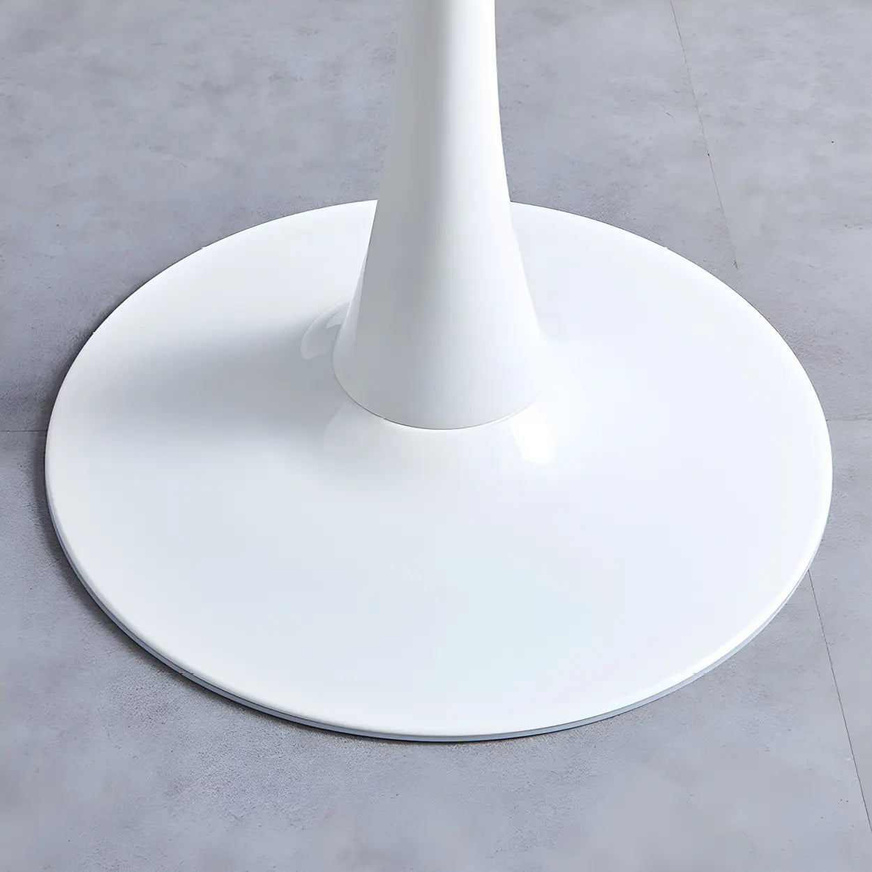 Round Wood Scratch-Resistant Dining Table