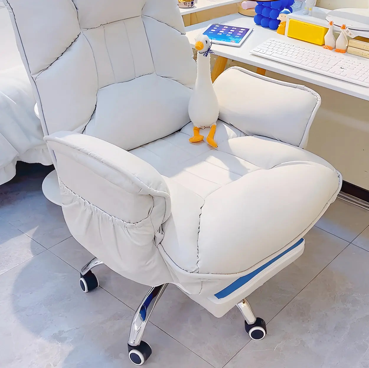 Modern Ergonomic Ivory Recliner Office Chair — Off-White / 6 Piece Set / With Footrest