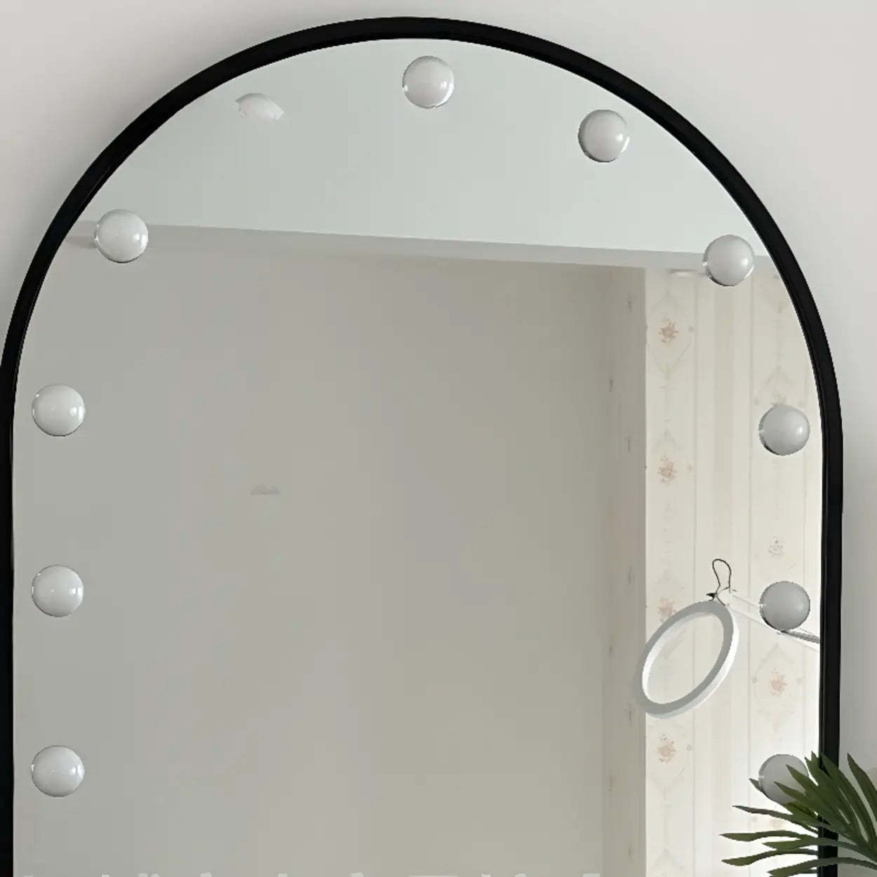 Modern Oval Timber Mirror White Makeup Vanity Set — White-Black / Makeup Vanity & Stool & Mirror