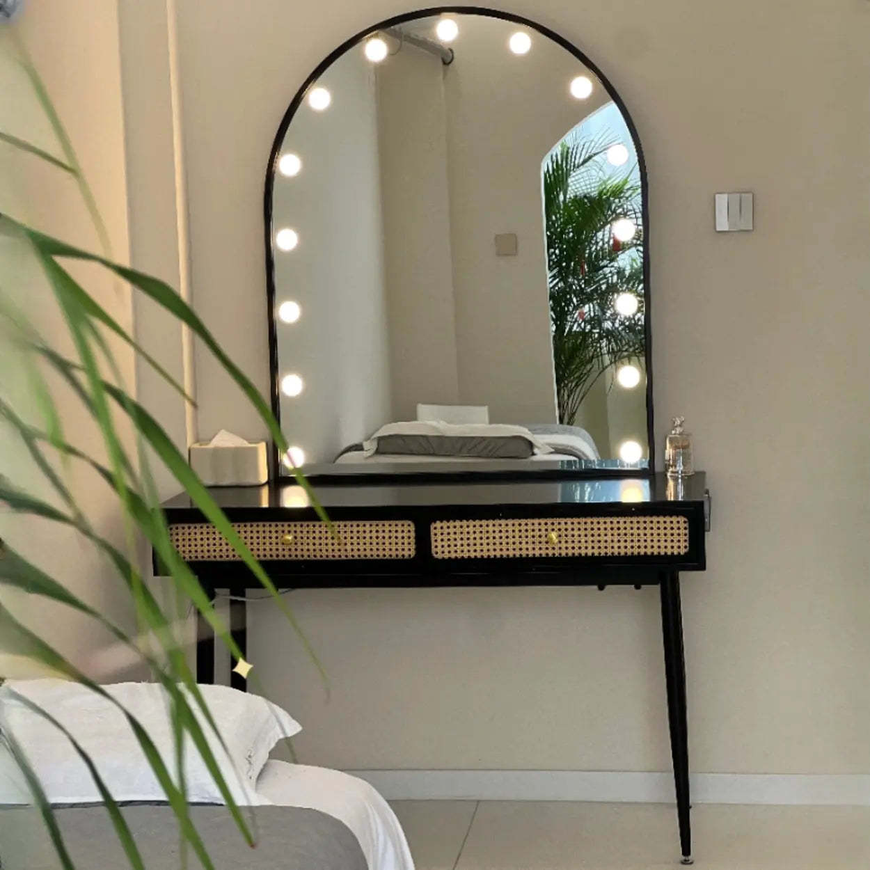 Modern Oval Timber Mirror White Makeup Vanity Set — White-Black / Makeup Vanity & Mirror
