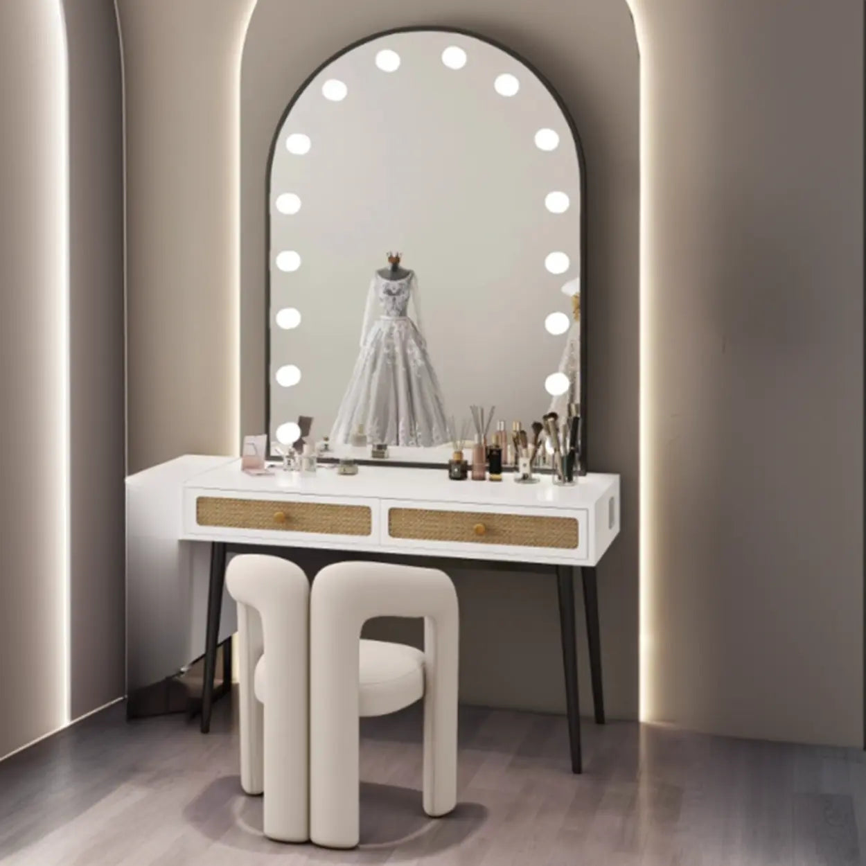 Modern Oval Timber Mirror White Makeup Vanity Set — White / Makeup Vanity & Mirror