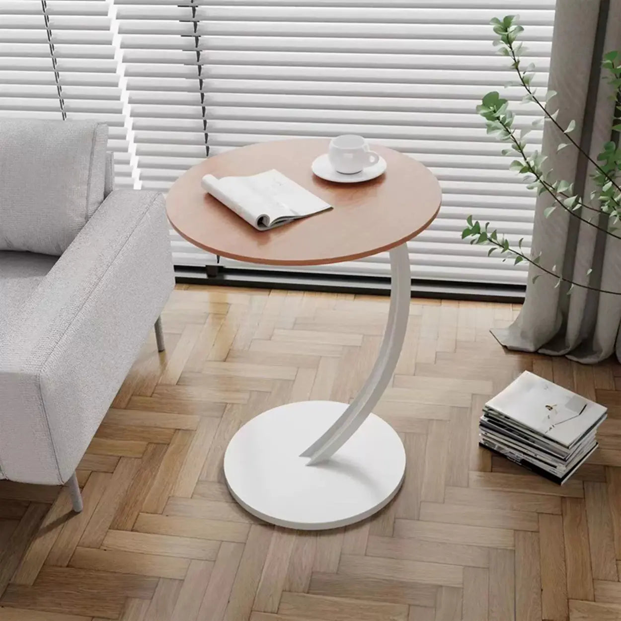 Modern round c-shaped coffee tables in wood — 1-Table / Black