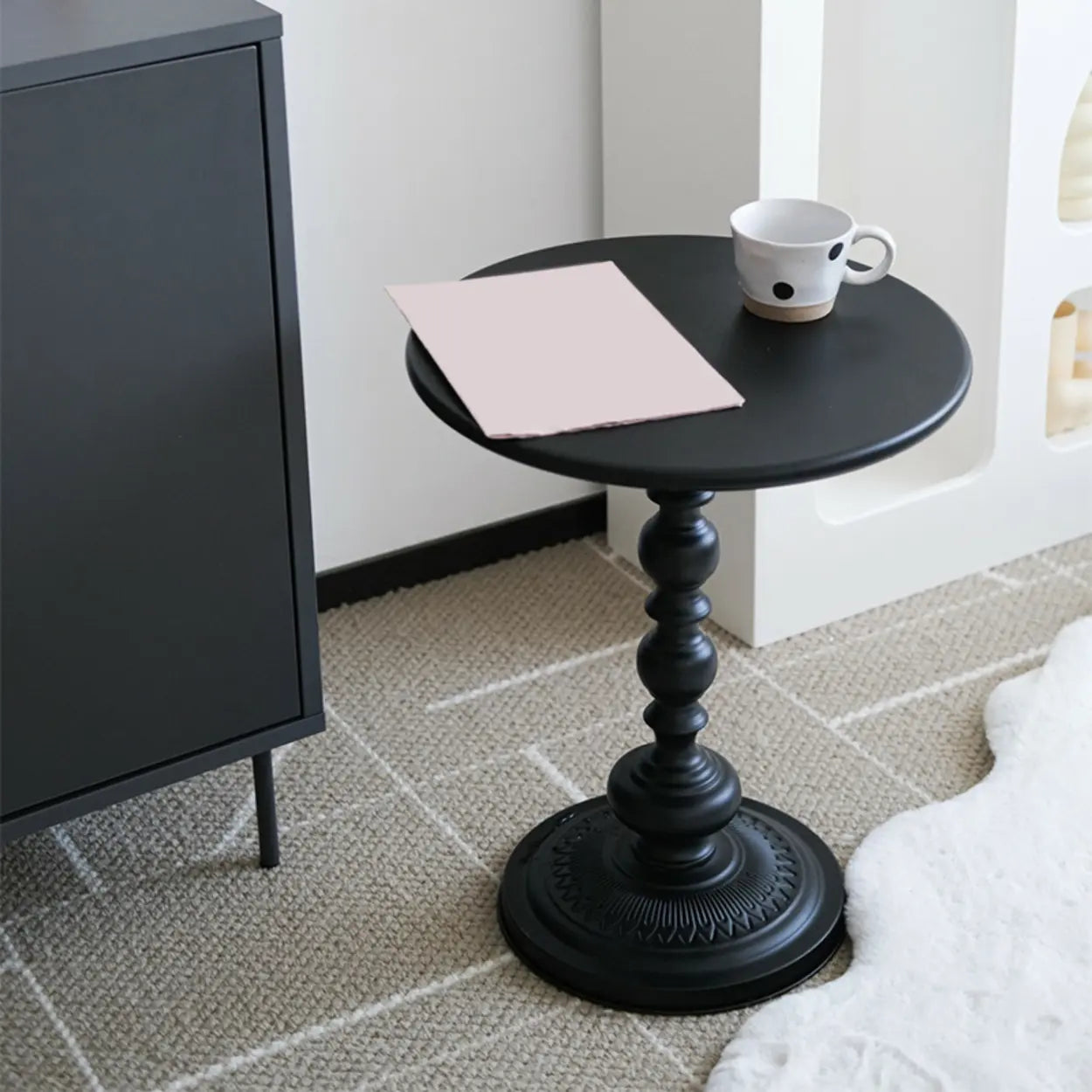 Round Black Metal Pedestal Chairside Table — Black / 1