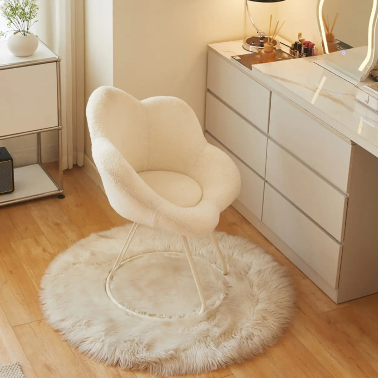 White Flower-Shaped Faux Fur Swivel Vanity Stool — White / Pulley / 1 Piece