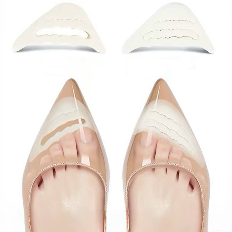 インソールを敷いて靴のサイズを調整する示意图。つま先側の余裕を埋め、足が前に滑るのを防ぎ、かかとを固定する。