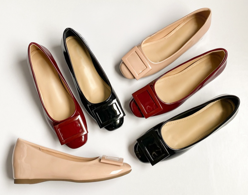 エナメルバックルパンプス