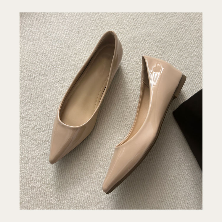 ヌードカラーのエナメル先細パンプスの写真