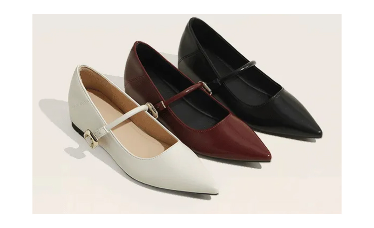 可爱らしいストラップのついたパンプス