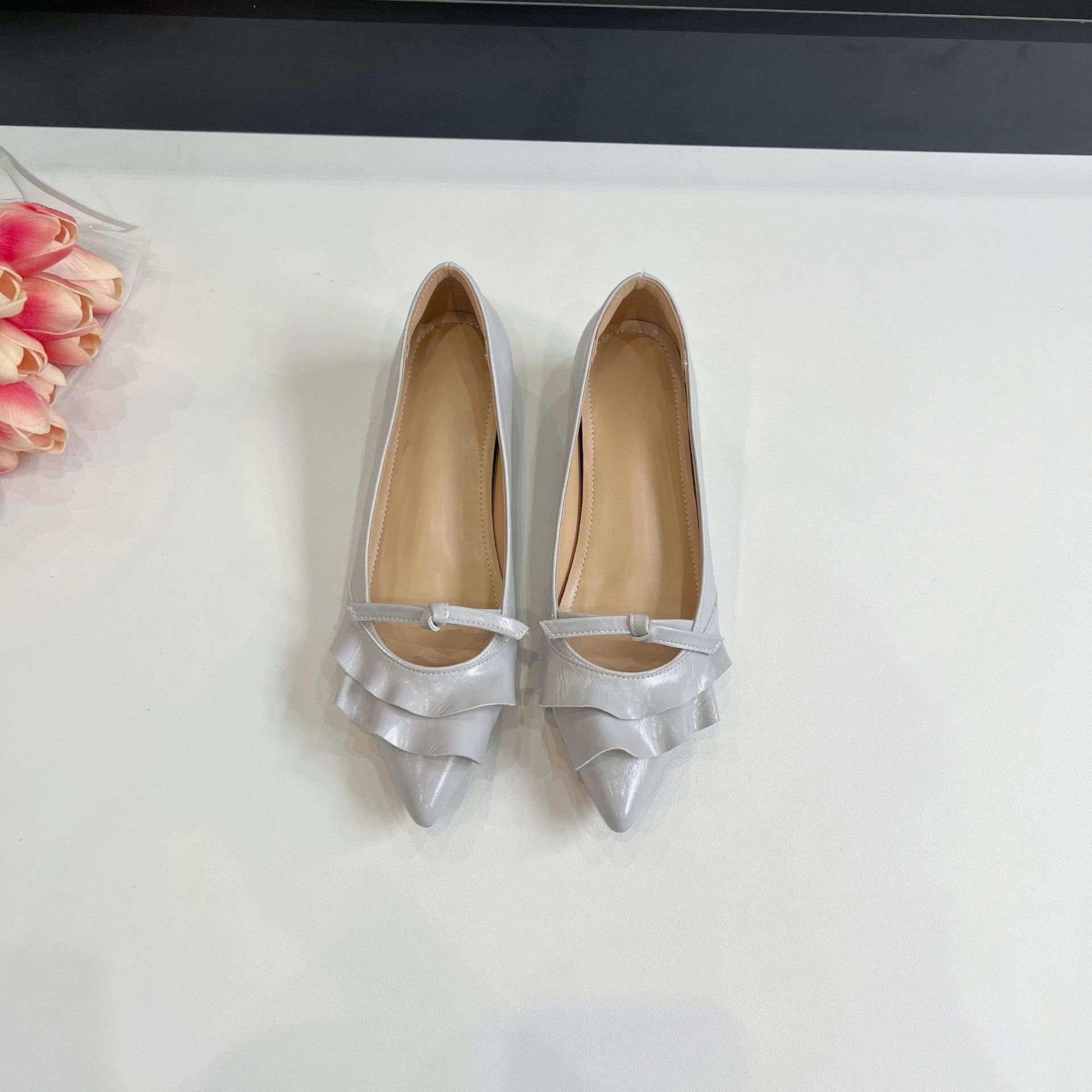 フロントフリル ポインテッドトゥ美脚パンプス