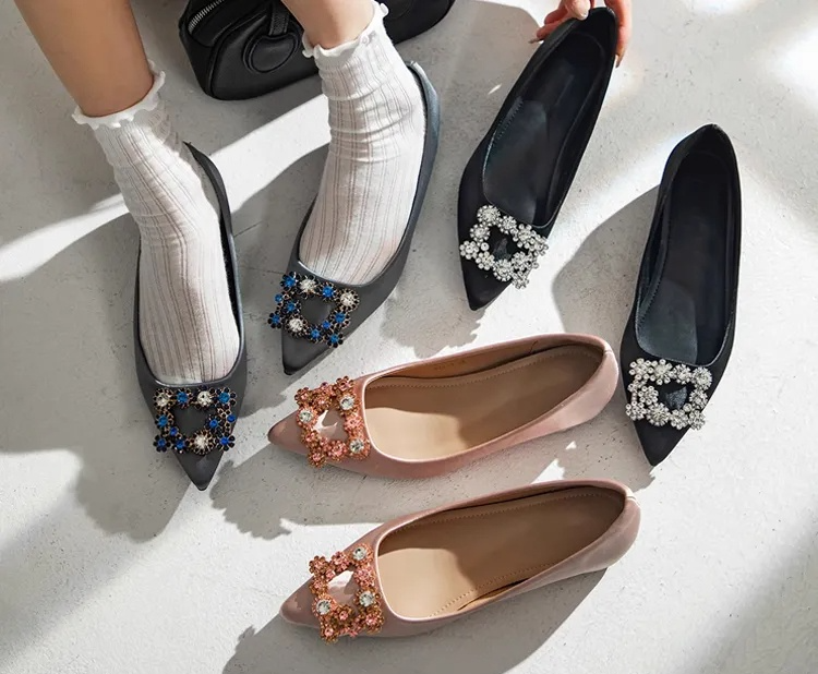 ポインテッドトゥビジューパンプス