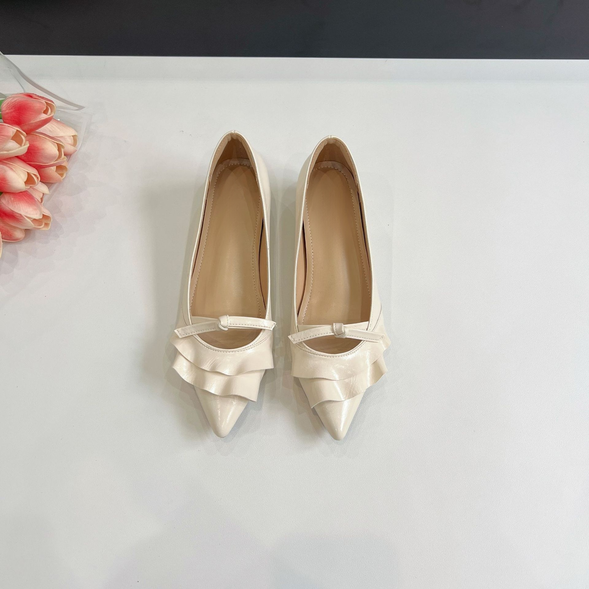 フロントフリル ポインテッドトゥ美脚パンプス