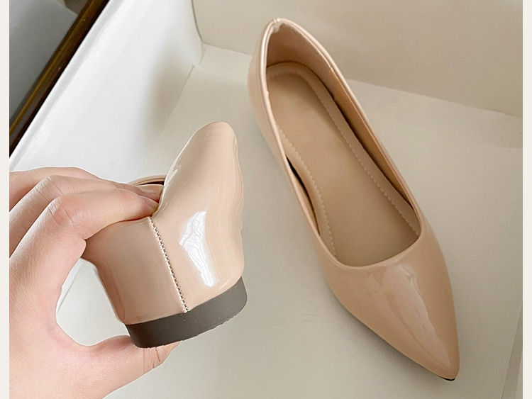 POINT 2見た目ナチュラル、実は+5cm。ヒール1.5cm+インソール3.5cm、Wの仕掛けでこっそり美脚！ヒールが苦手な方にもおすすめ
