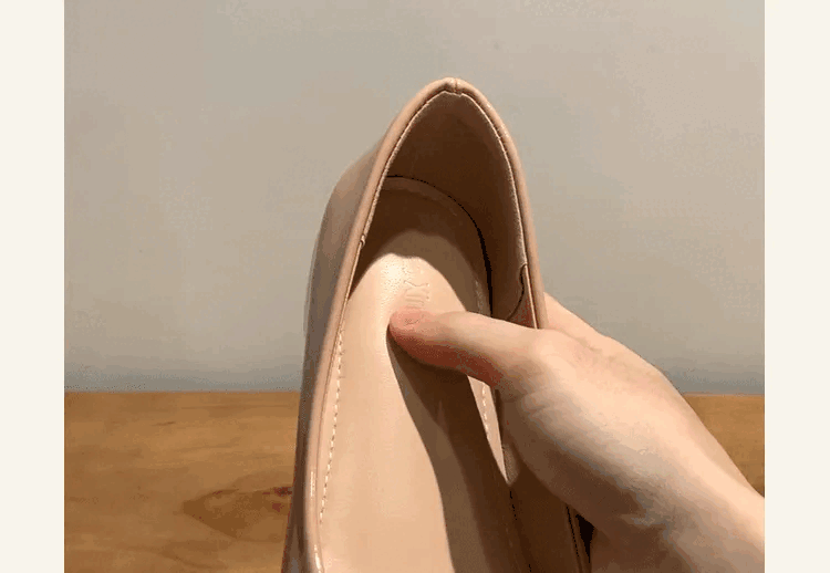 POINT4 中敷き全体が。全体がぶにぶにクッション!! ヒール特有の脚の痛みもこれで解決!!もっちりクッションを贅沢に使用、中敷き全体に施しました。とくにつま先部分は柔らかさを重視!ヒールの歩行で負荷のかかる部分を優しく包んでくれます。