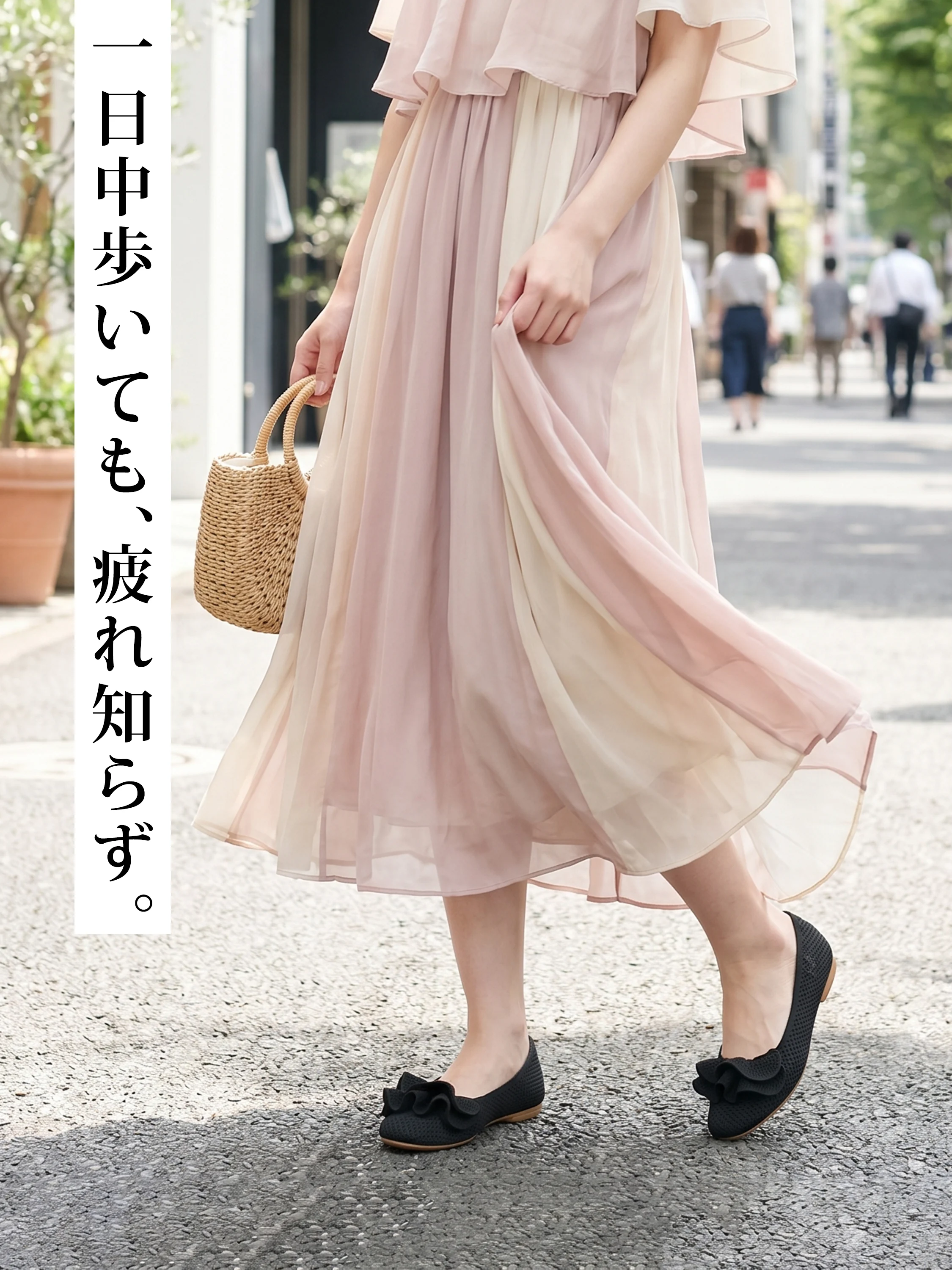KENPOGEN 洗えるニットパンプスを履き、一日中街歩きを楽しむ女性。クッション性の高いインソールと軽量設計で、長時間歩いても足が疲れにくく快適な履き心地