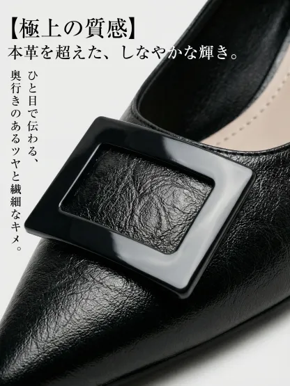 大人の品格漂うスクエアバックルと、本革のような奥行きのあるツヤ感。夏の通勤コーデに高級感を添える上品なデザインの黒パンプス