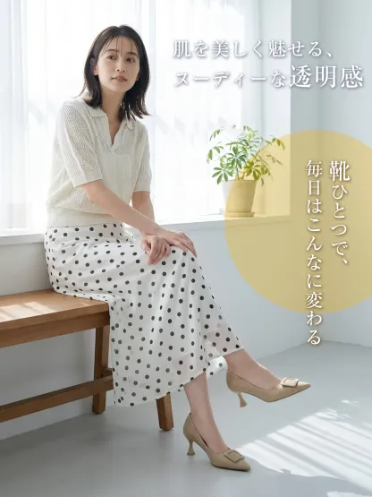 涼しげな夏のスカートコーデに合わせたいベージュパンプス。素肌を美しく魅せるヌーディーな足元で休日のお出かけにも。